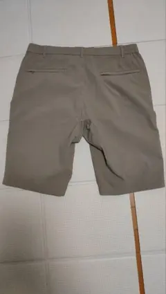 UNIQLO Theoryベージュ ショートパンツ