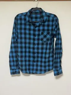 青と黒のチェック柄長袖ネルシャツ