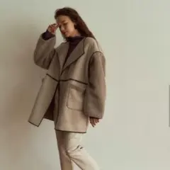 【新品】バイピングノーカラーエコムートンジャケット モカM