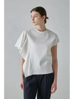 【週末限定最終値下げ】ADORE アシンメトリーフリルカットソー ホワイトのサムネイル