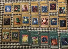 遊戯王 初期 ブースター ノーマル まとめ売り 約32枚 引退品　当時物 大量