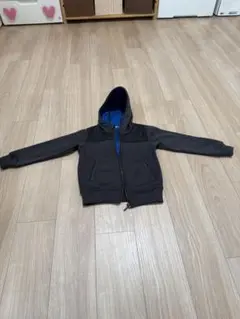 黒と青のフード付きパーカー　UNIQLO 130㎝