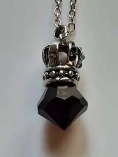 黒いクリスタルの王冠ペンダントネックレス