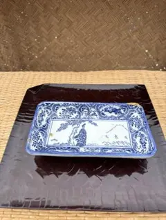 青と白の伝統的な陶磁器皿