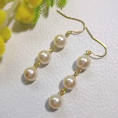 ハンドメイドピアス　1521　　　　　　パールビーズの3連ピアス
