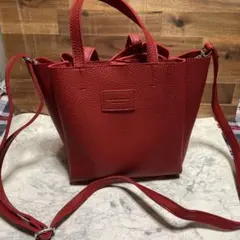 赤　バッグ　ショルダーつき　仕切りあり、細かく分類できます