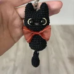 黒猫のあみぐるみキーホルダー 揺れるしっぽ×赤リボン　ハンドメイド