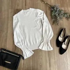 GU サテンスリーブセーター　ライトベージュ　フレア袖 ニット　未使用