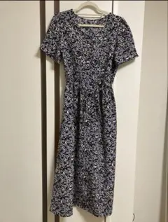 新品★ウエストリボンVネック小花柄ワンピース★膝丈ワンピースひざ丈ワンピース紺色