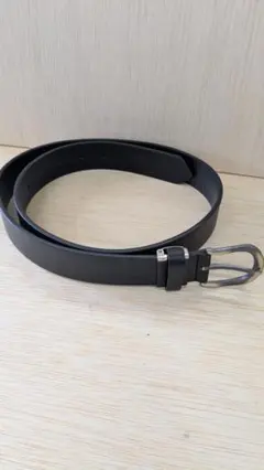 黒のメンズベルト メタルバックル付き