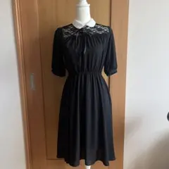 黒のレース付き半袖ひざ丈ワンピース