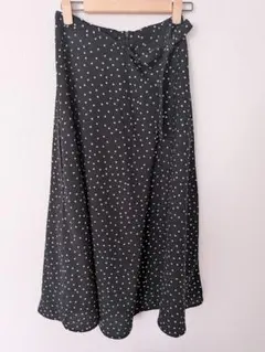 GU ジーユー 黒と白のドット フレアスカート サイドリボン付き　裏地付き