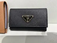 新品★プラダ★黒★1PG004★サフィアーノトライアングル キーケース