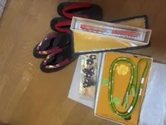 花柄の黒と赤の下駄と帯留め7セット