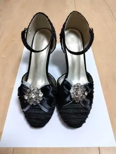 ヒールパンプス　ストラップ　ビジューブローチ付き　黒　Sサイズ