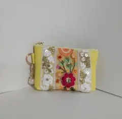 ✨インド刺繍リボン✨可愛いお花刺繍が特長✨イエロー チャーム付きポーチ