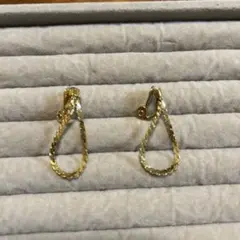 monetモネ　ゴールド色　揺れるイヤリング