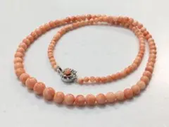 サンゴ調ネックレス