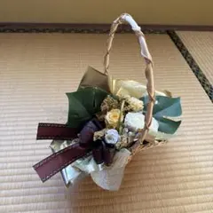 シックなバスケットアレンジメント