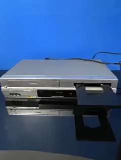 未開封未使用　東芝　SD-V700　VTR一体型DVDビデオプレイヤー Amazon | TOSHIBA VHSビデオデッキ一体型DVDプレーヤー SD-V700