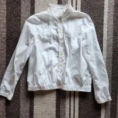 ベベ　フリル付きホワイト長袖シャツ