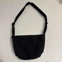 黒いキルティングショルダーバッグ
