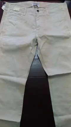 ベージュ チノパン