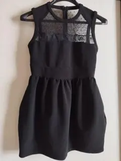 シンプルでエレガントな黒いノースリーブのAラインワンピース、おおよそ130cm