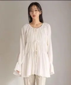 新品未使用 ローリーズファーム ヨウリュウシャーリングブラウスＬＳ　アイボリー