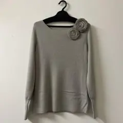 花の装飾付きグレー長袖ニット