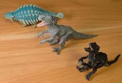 恐竜フィギュア3体セット（黒・緑・灰色）