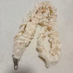 フリルスマホショルダー　アイボリー　スリコ　スリーコインズ