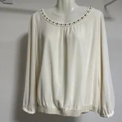 組曲L アイボリードット柄ビーズ付きブラウス