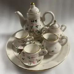 ドール　ミニチュアのティーセット　ローズ柄　　ポット　カップ