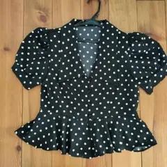 黒と白の水玉模様 パフスリーブトップス