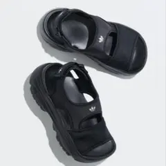 新品　adidas ブラック スポーツサンダル厚底（オズガイアサンダル）