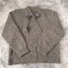 ボウタイ付きグレー系 ニットセーター