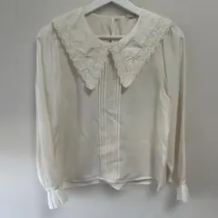 axes femme / ビッグレース襟ピンタックブラウス（オフホワイト）