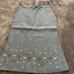 刺繍入りグレーウールスカート