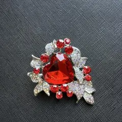 ヴィンテージ風　クリスタル調ストーン赤いハート型ブローチ　プレゼント贈り物
