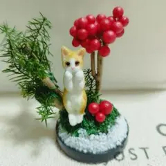 カプセルトイのぷち盆栽を使った猫のミニチュア置物 木の実と緑と猫のジオラマ