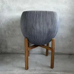 ストライプ模様の 陶器 植木鉢