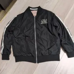 黒とピンクのジップアップジャケット