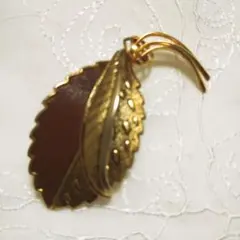 葉っぱ型ブローチ 金色と茶色