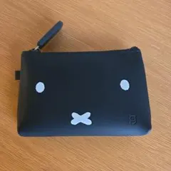 【美品】ミッフィー 顔 ジッパー ポーチ 黒 シリコンのサムネイル