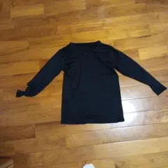 黒の長袖シャツ