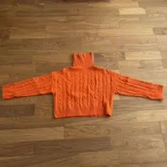 オレンジ ケーブル編み タートルネックセーター