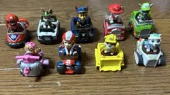 パウパトロール　バスボールフィギュアとガチャガチャフィギュア