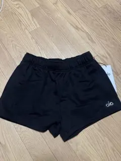 alo 黒 ショートパンツ