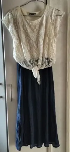 レーストップスとネイビーロングスカートのセットアップ